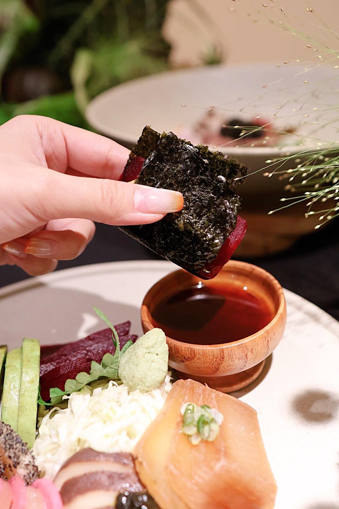 「素食生魚片」可將酪梨、甜菜根包覆著海苔一起享用。（圖／記者郭宣暄攝）