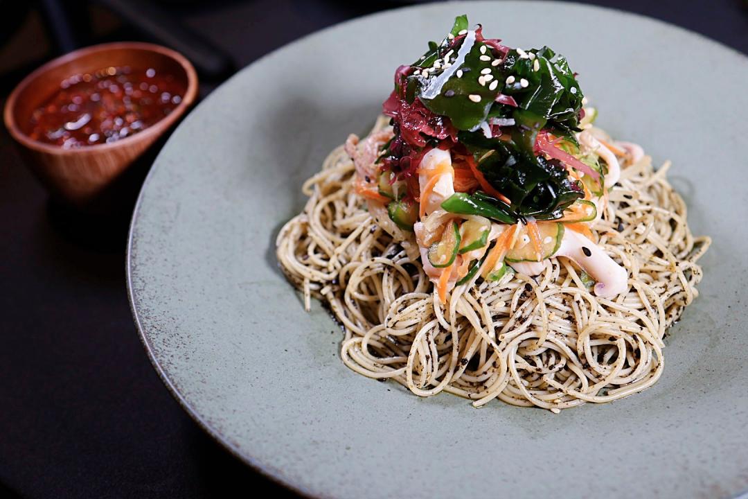 TWICE子瑜最愛「素食生魚片」台灣就有！《黑白大廚》林熙元登台推６道聯名料理