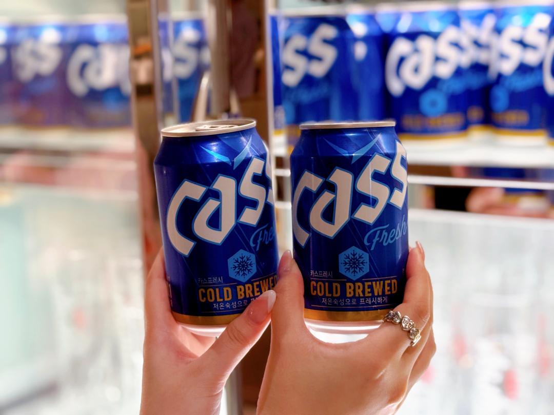 韓國啤酒CASS可自取無限暢飲。（圖／記者郭宣暄攝）