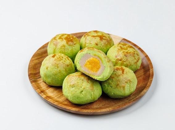 卡帛素食烘焙以新鮮斑蘭葉汁揉製外皮打造「斑蘭葉芋泥旦黃酥」。（圖／業者提供）