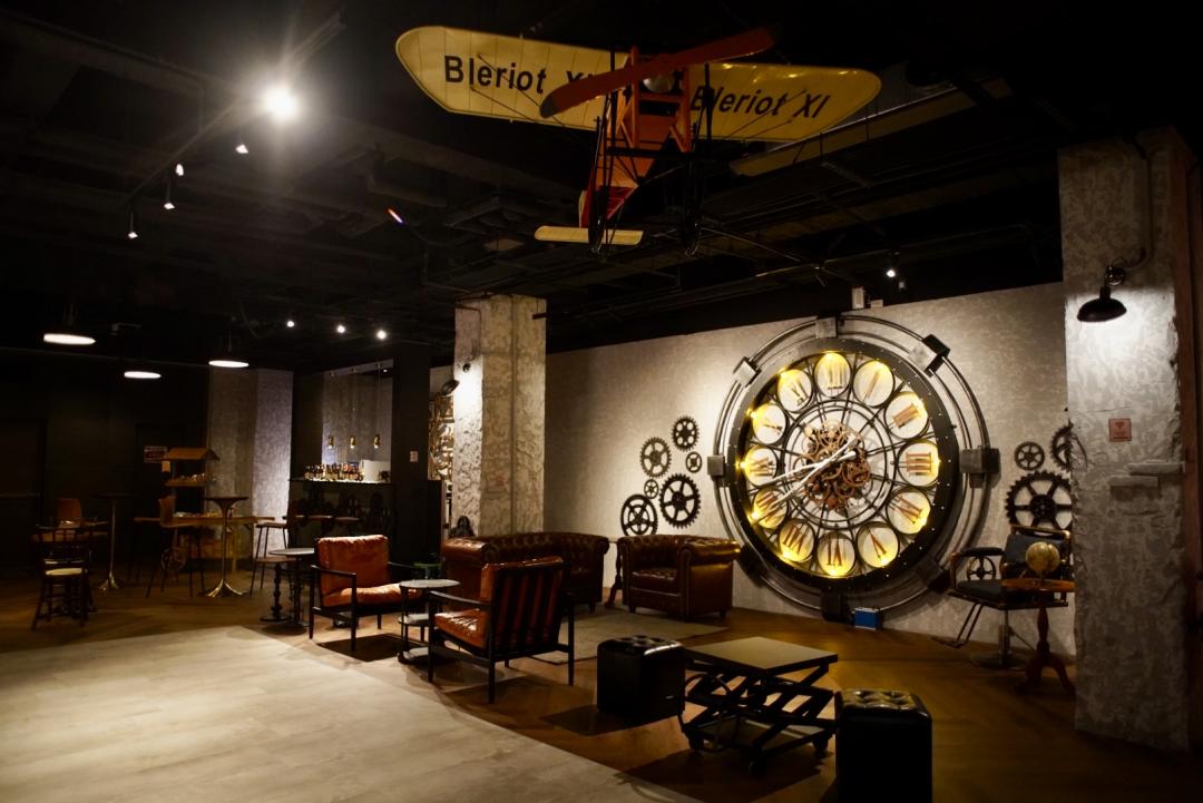 花蓮「偵探寓所 」大廳重現19世紀英倫偵探事務所場景，營造沉浸式住宿體驗。（圖／飯店提供）