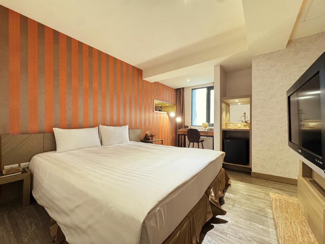 館內設有8種房型，以木質調基底營造舒適的休憩空間，圖為高級雙人房。（圖／飯店提供）