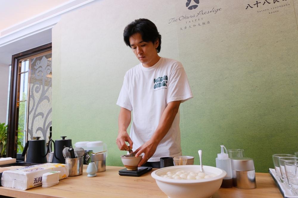 「八十八良葉舍」的丸山順裕代表親自登台帶來濃郁的手刷抹茶。（圖／飯店提供）