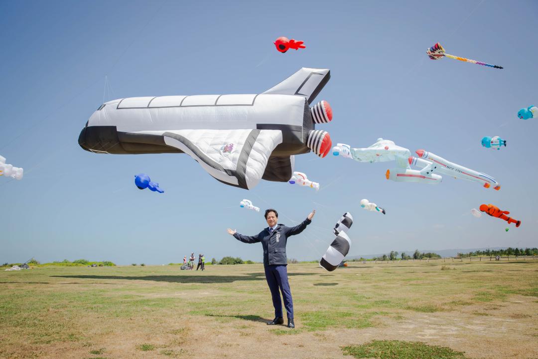 2025新竹市國際風箏節由15米企業號星艦風箏，搭配18米太空梭、太空人與外星人風箏亮相。（圖／新竹市政府提供）