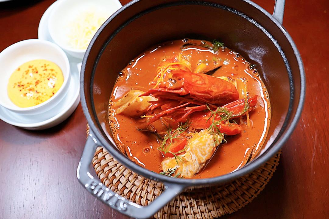 「馬賽魚湯」售價1,680元，湯頭鮮美散發濃郁海味。（圖／記者郭宣暄攝）