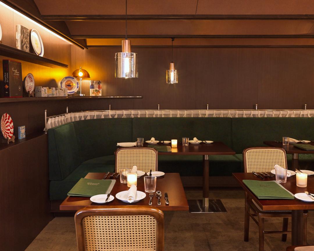 牆面懸掛的鏡子與擺飾，增添古典美感。（圖／品牌提供）