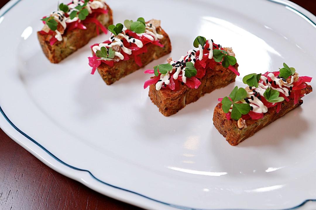 「豬耳朵蛋糕」散發多層次香氣，適合以手拿取，一口輕鬆享用。（圖／記者郭宣暄攝）