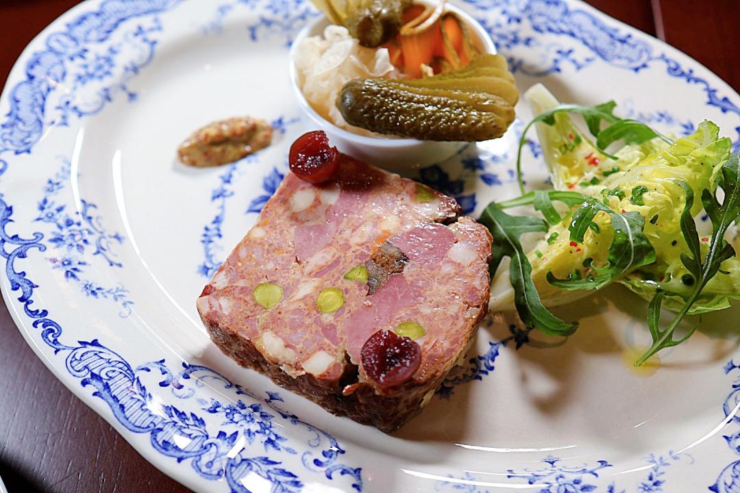 「鄉村肉派」售價480元，口感較為紮實，清新中帶出濃厚肉香。（圖／記者郭宣暄攝）