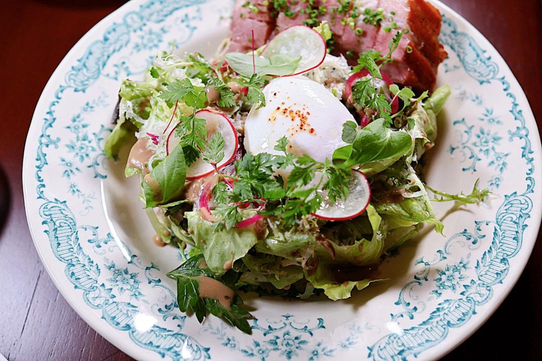 「里昂沙拉」售價450元，脆口沙拉與培根的濃厚滋味形成鮮明對比。（圖／記者郭宣暄攝）