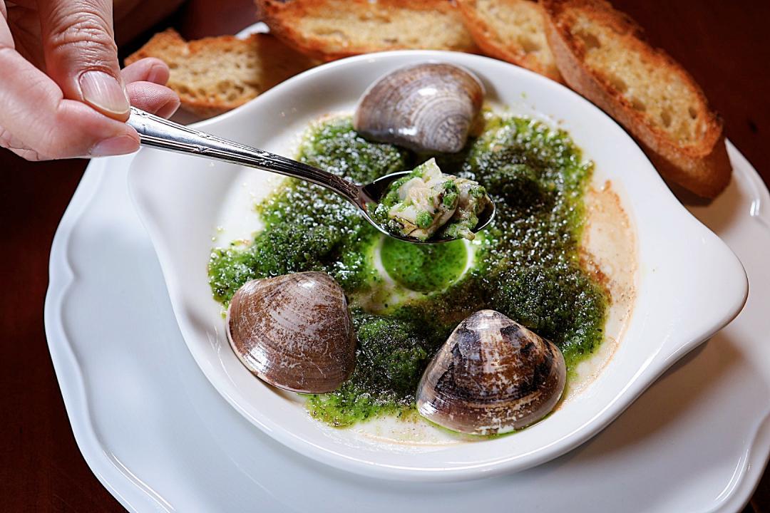 「大蒜香芹奶油烤大蛤」售價480元，將法式傳統烤田螺巧妙變身為烤大蛤。（圖／記者郭宣暄攝）