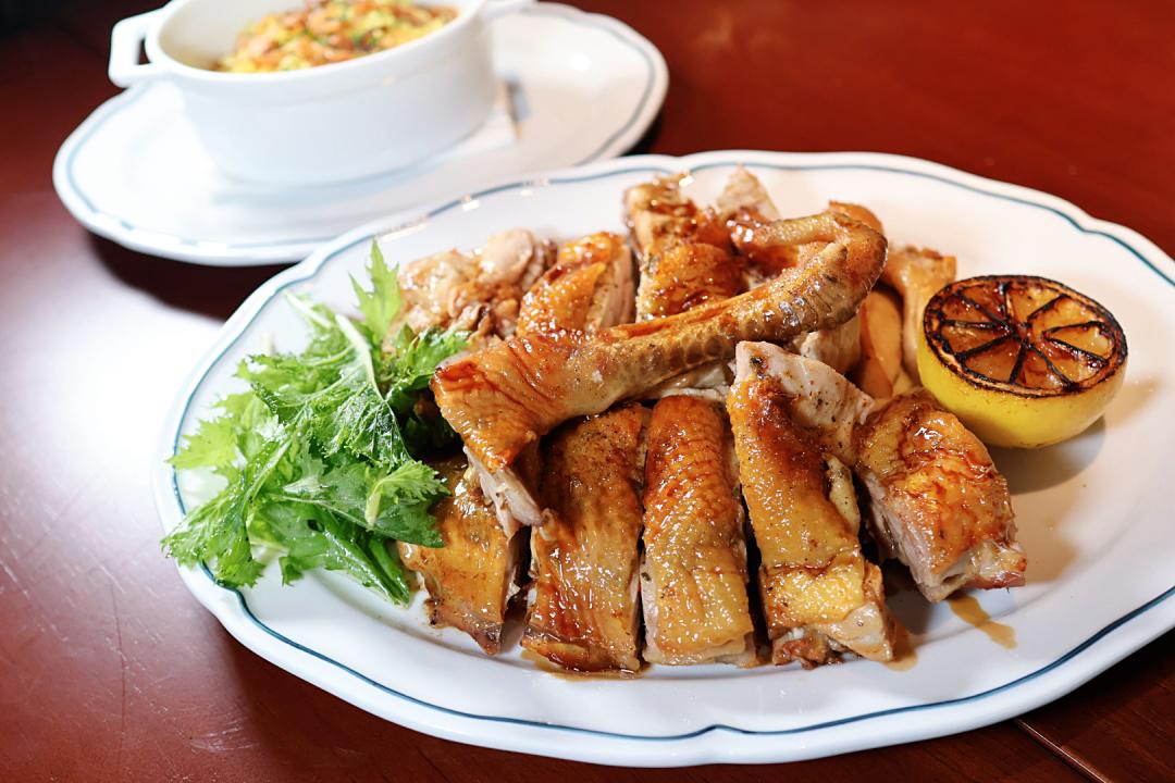 「法式爐烤雪巖雞・皮拉夫香料飯」售價2,080元，烤雞肉質十分軟嫩。（圖／記者郭宣暄攝）