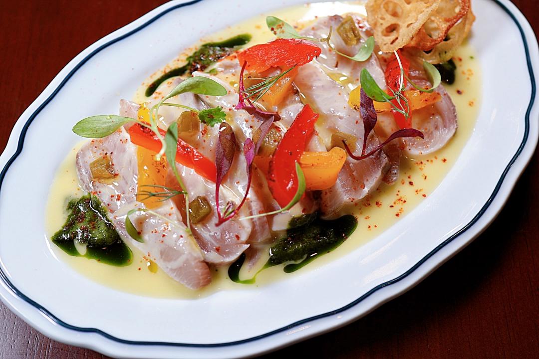 「生魚薄片・檸檬油醋・青醬」售價480元，台灣紅甘魚展現細膩彈牙的肉質。（圖／記者郭宣暄攝）（圖／記者郭宣暄攝）