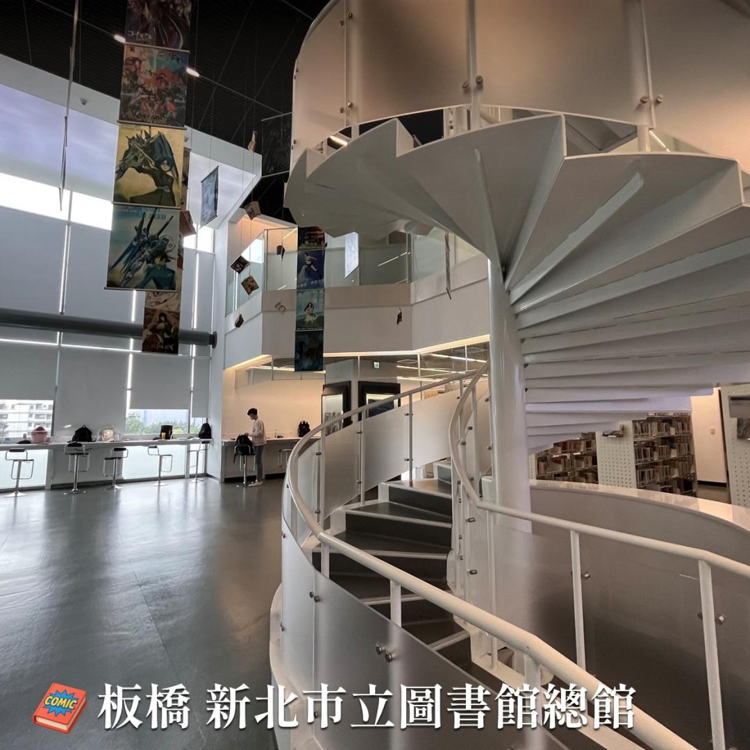 新北市立圖書館總館建築體北面是堆疊書櫃、南面則看似像數位條碼，整體充滿設計感。（圖／翻攝自新北旅客FB)