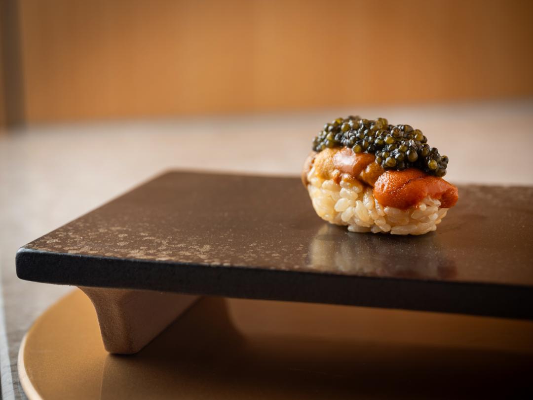 「初魚 鮨」的壽司以純熟技藝與旬味食材為核心，開幕限定海膽加倍。（圖／業者提供）