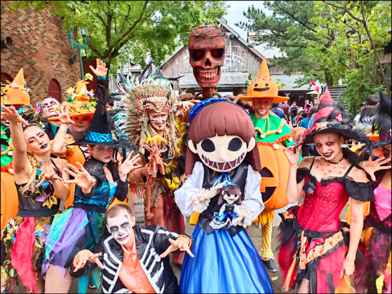 關西六福莊攜手六福村主題遊樂園推出「墓碑鎮系列住房專案」，含六福村兩日入園手環。（六福旅遊集團提供）