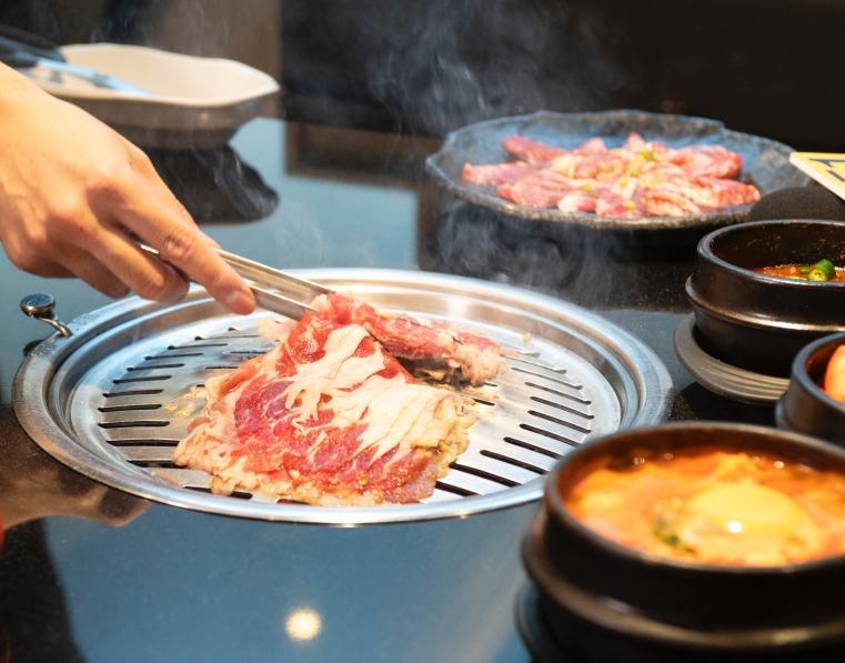 「本家BORNGA韓式燒肉」以道地的韓式生菜包肉為特色。（圖／業者提供）