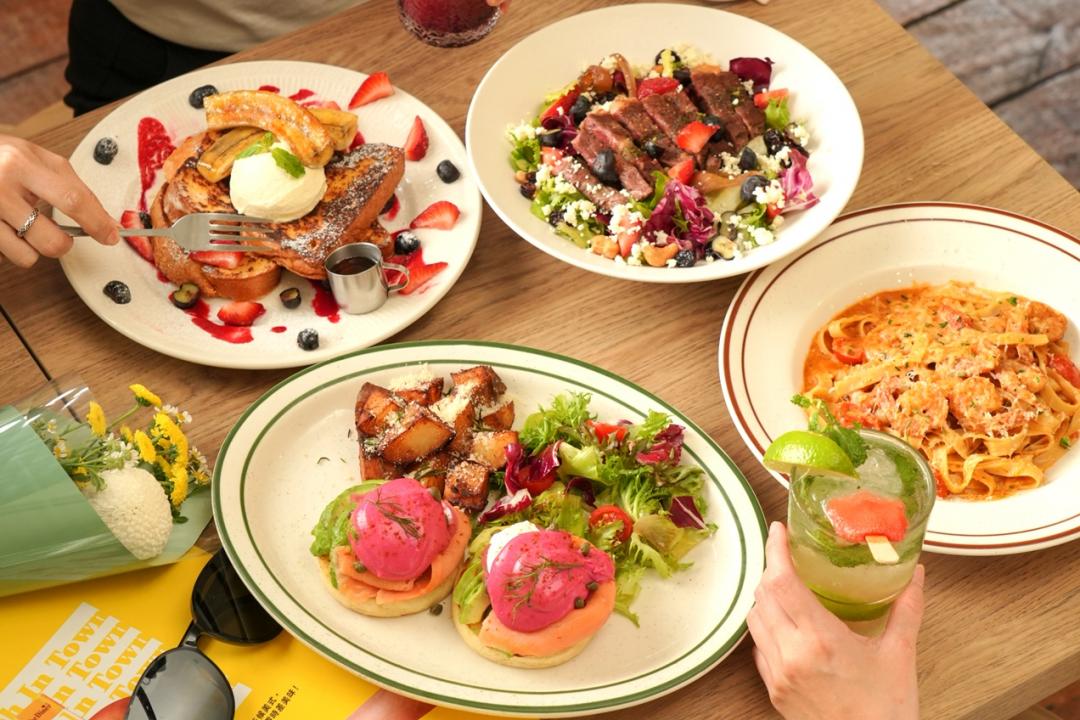 歡慶台中新光三越中港店重新開幕，瓦城集團旗下美式餐廳「樂子the Diner」推出獨家新菜粉紅鮭魚酪梨班尼迪克蛋440元(前)。（圖／品牌提供）