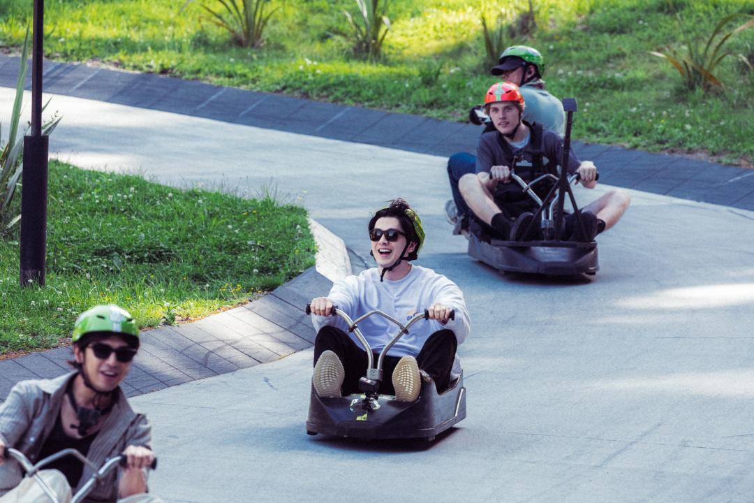 陳柏霖(前)、新田真劍佑(中)在斜坡滑車上飆車。（圖／出去一下提供）