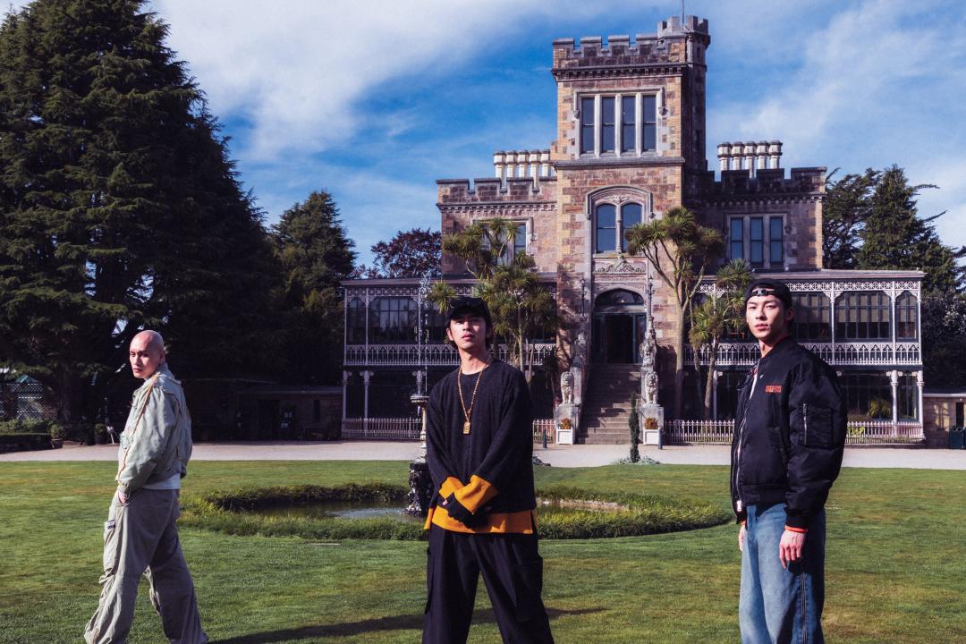 黃宣(左起)、陳柏霖、許光漢來到擁有百年歷史的城堡。 （圖／出去一下提供）