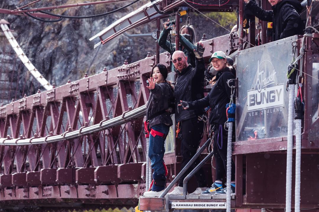 葉舒華(左)玩高空彈跳毫不畏懼，依然談笑風生。（圖／出去一下提供）