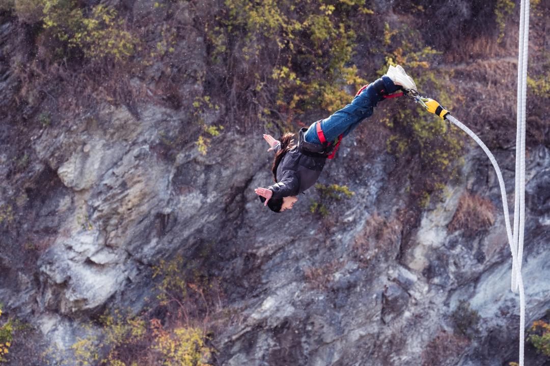 葉舒華喜歡玩高空彈跳，動作優美如同仙女下凡。（圖／出去一下提供）