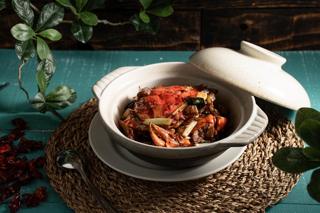 干鍋香辣蟹承襲川菜風格，先炸後炒再收汁，辣味層次鮮明，讓蟹肉在香料中更添滋味，展現麻辣特色。（圖／大員皇冠假日酒店提供）
