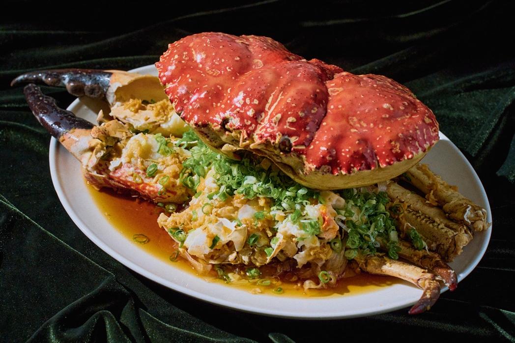 金銀蒜蒸皇帝蟹採用蒸煮手法，蒜香均勻滲入蟹肉之中，展現粵式經典特色。（圖／台南晶英酒店提供）