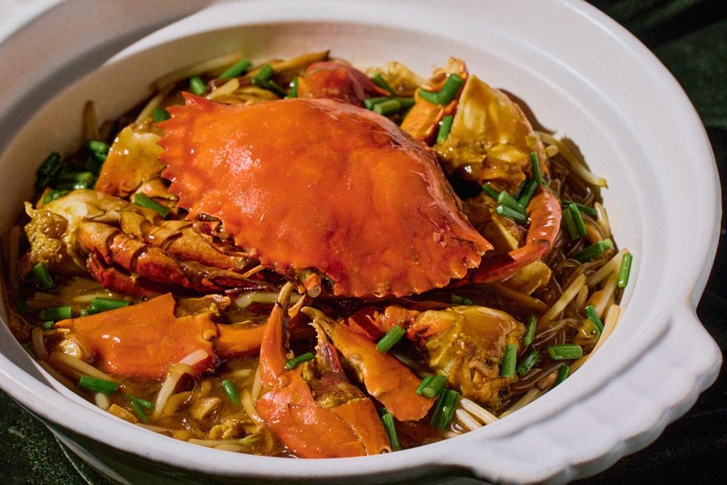 蔥薑沙公焗豆麵以沙公與蔥薑快炒，再盛在「豆麵」上，豆麵類似粉絲，是大眾熟悉的家常風味。（圖／台南晶英酒店提供）