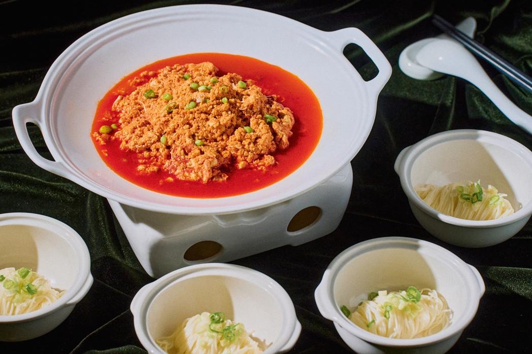 擬濱皇帝蟹粉撈麵，晶英以江浙本幫菜為靈感推出蟹粉撈麵，需細拆蟹黃與蟹肉拌炒澆在麵上，是秋冬餐桌經典。（圖／台南晶英酒店提供）