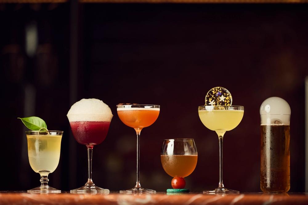 心潮仙宮設有精緻Wine Bar珍藏百餘款紅白酒，並提供多款特製調酒供選擇。（圖／品牌提供）