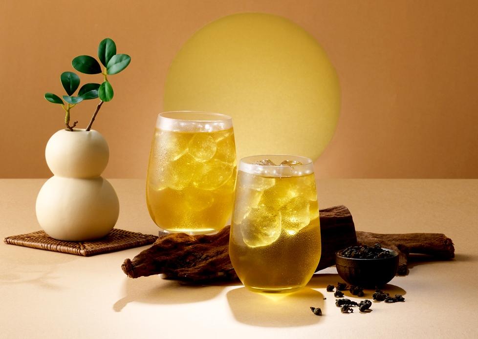 功夫茶回歸茶飲本質，推出全新精品茶「隱山烏龍」限時買一送一。（圖／品牌提供）