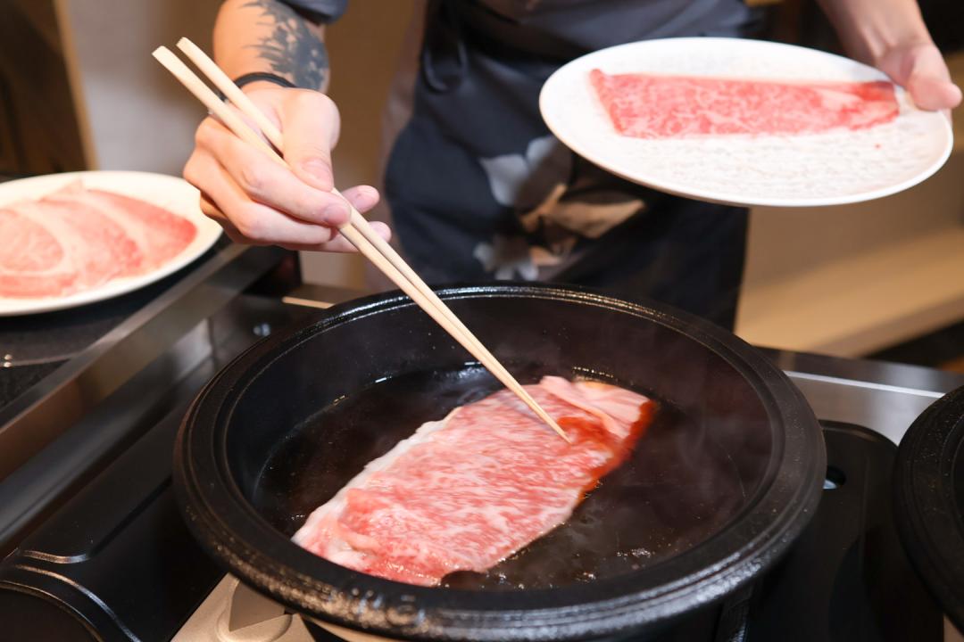 壽喜燒推車專人服務，現場涮烤和牛與蔬菜。（圖／記者郭宣暄攝）