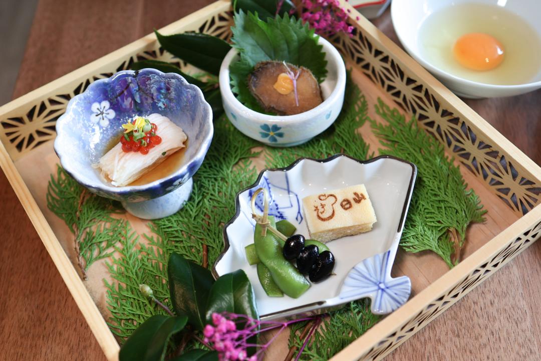 「精選旬三品」磯煮鮑魚、山藥細麵與厚蛋燒。（圖／記者郭宣暄攝）