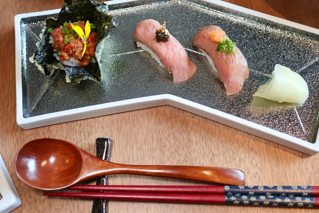 「和牛三味 握壽司」呈現橙醋、松露與唐辛子三種風味。（圖／記者郭宣暄攝）