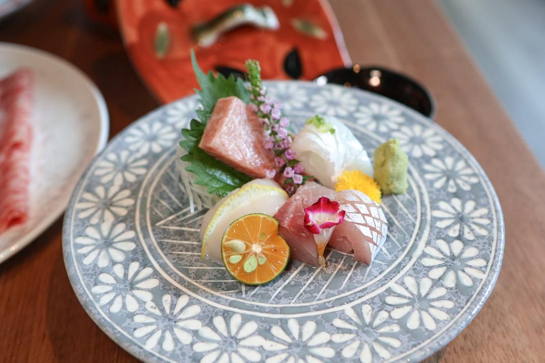 「海之幸 刺身三味」包含干貝、紅甘、鮪魚大腹與鯛魚。（圖／記者郭宣暄攝）