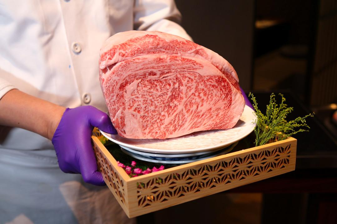 「壽喜燒割烹 日山」將國寶級日山特選和牛空運來台。（圖／記者郭宣暄攝）