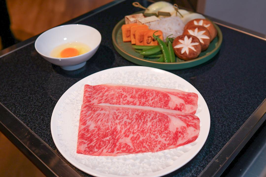 開幕首波推出鹿兒島A5等級薩摩牛，口感軟嫩多汁。（圖／記者郭宣暄攝）