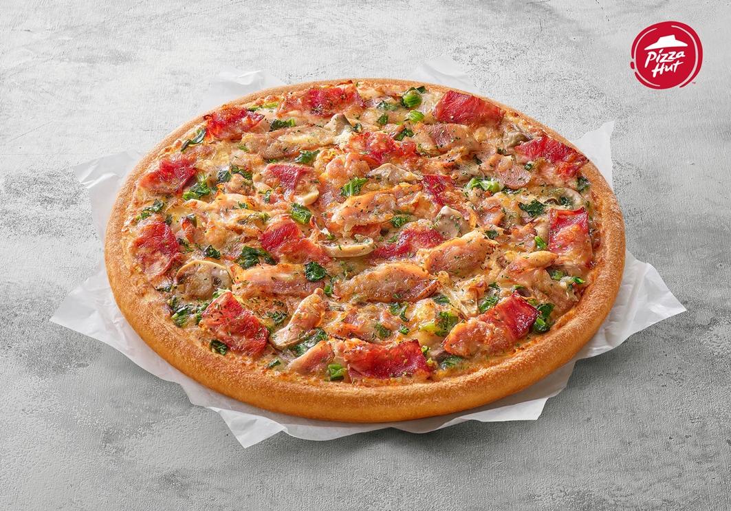 必勝客新品「蒜香起司燻雞培根比薩」。（圖／業者提供）