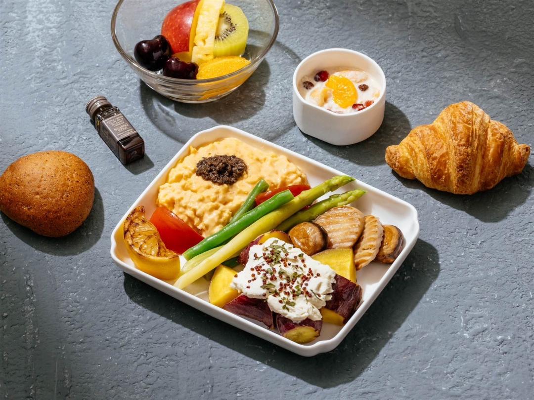 商務艙-松露炒蛋佐鹽焗紅地瓜與奶油乳酪醬。（圖／業者提供）