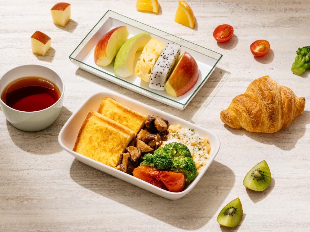 豪華經濟艙-鹹法式吐司早餐盤。（圖／業者提供）