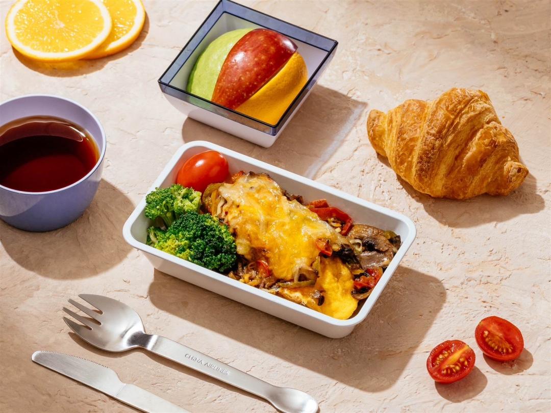 經濟艙-洋菇法士達起司歐姆蛋。（圖／業者提供）