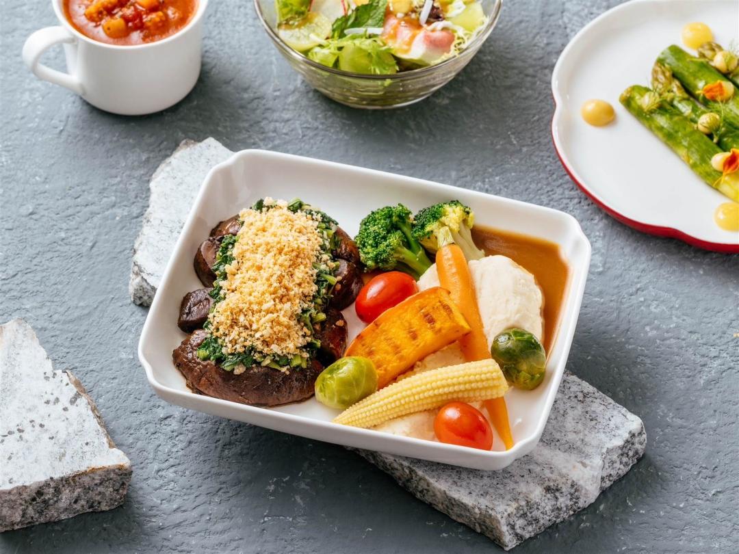 商務艙蛋奶素特餐-洛克菲勒波特菇排與⿊糖烘⽶醬。（圖／業者提供）