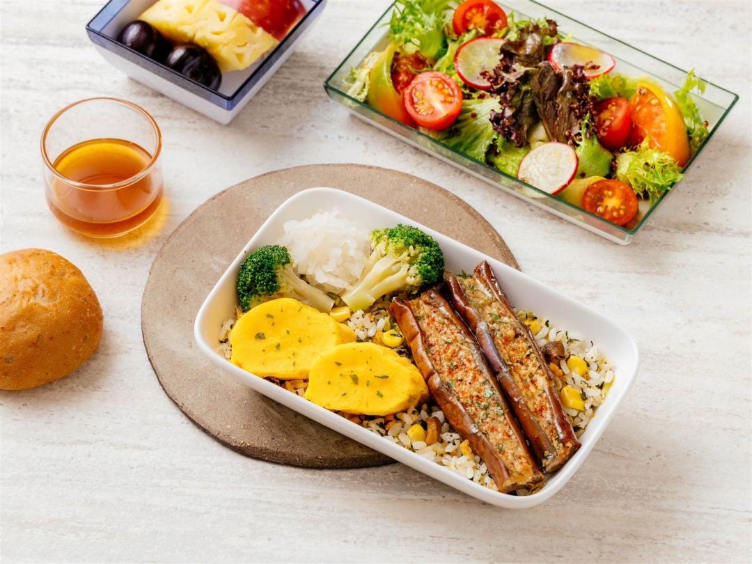 豪華經濟艙蛋奶素特餐-燒海苔捲野菇雜菜炊飯。（圖／業者提供）