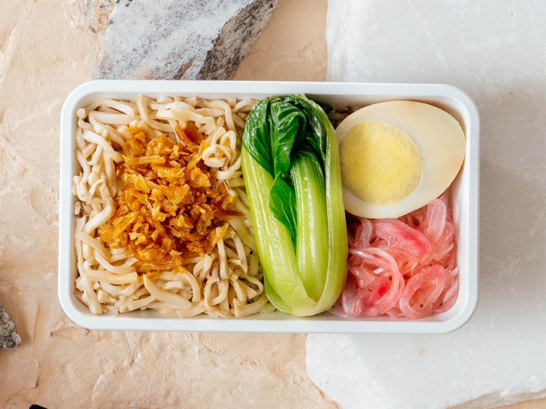 經濟艙蛋奶素特餐-⼩樹雞絲飯。（圖／業者提供）