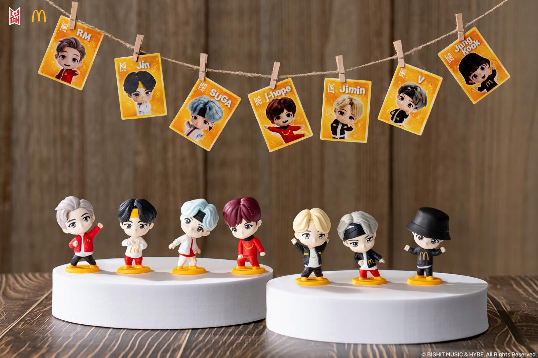 台灣麥當勞10月8日起將推出「TinyTAN盲盒」，內含公仔與角色小卡各一（隨機提供不可挑款）。（圖／台灣麥當勞提供）