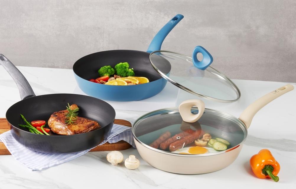 康寧LATTE陶瓷不沾平煎鐵鍋共有24cm、28cm、30cm三種尺寸。（圖／品牌提供）