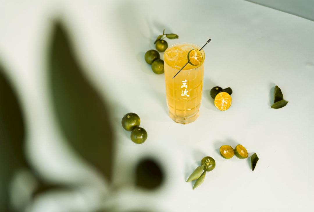 萬波島嶼紅茶攜手理想混蛋推出聯名飲品「萬事大桔」，中杯55元、大杯65元。（圖／品牌提供）