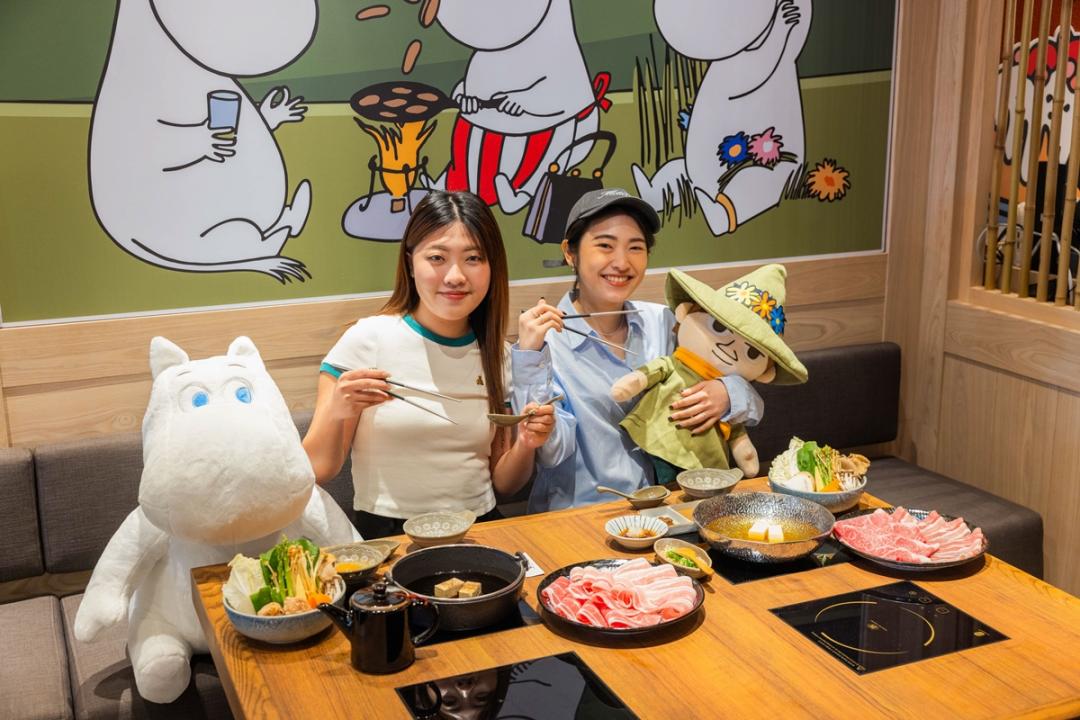 黑毛屋獨有的互動體驗「姆明陪伴服務」讓顧客可自由選擇心愛的姆明玩偶角色坐在一起享用火鍋。（圖／品牌提供）