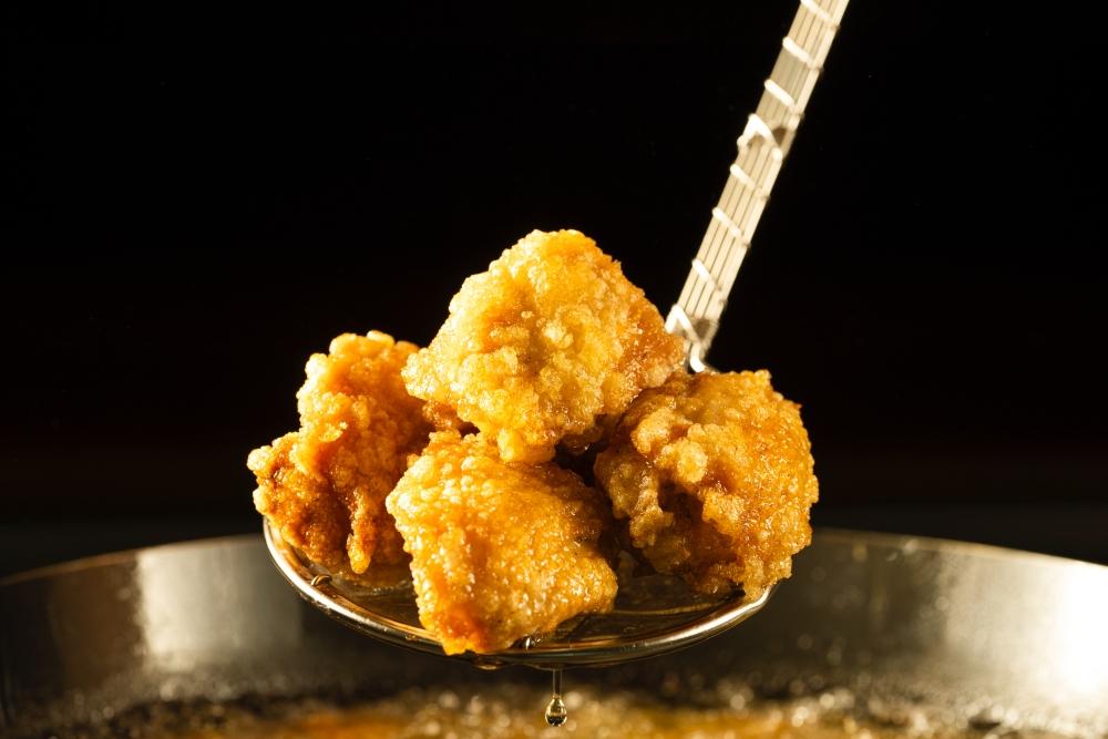 日本最大炸雞品牌「KARAYAMA」進駐桃園機場！吉豚屋祭半公斤雞優惠同慶