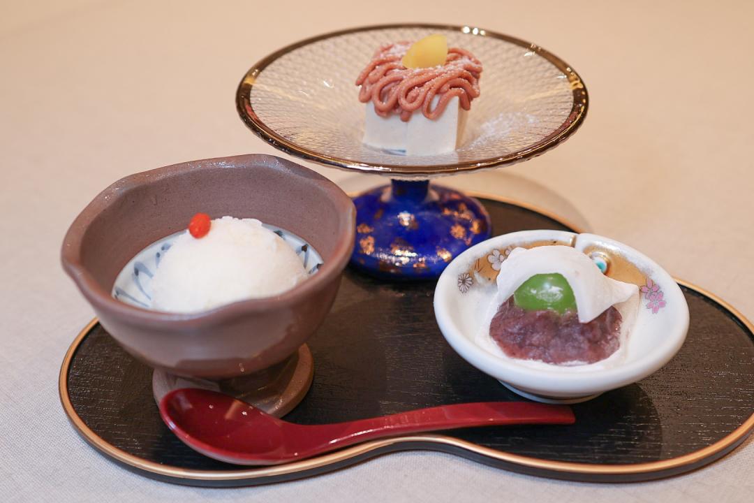 甜點拼盤集結白桃雪酪、黃豆粉豆腐栗子蒙布朗與岡山晴王麝香葡萄大福。（圖／記者郭宣暄攝）